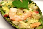 Avocat farci aux crevettes et à la pomme