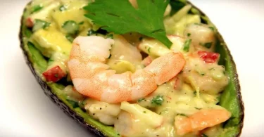 Avocat farci aux crevettes et à la pomme