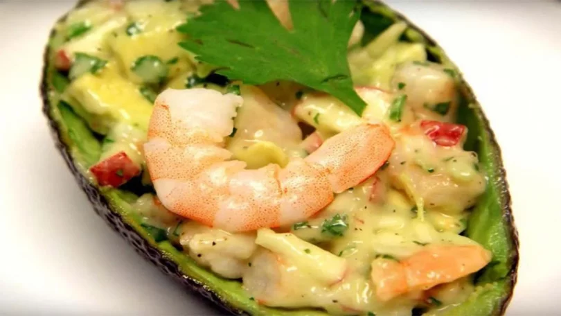 Avocat farci aux crevettes et à la pomme