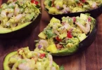 Avocats farcis aux crevettes, mangue et oignons rouges