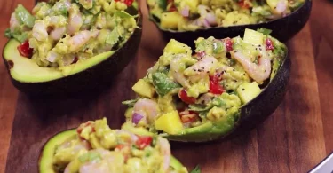 Avocats farcis aux crevettes, mangue et oignons rouges