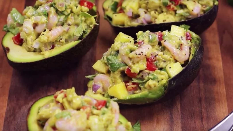 Avocats farcis aux crevettes, mangue et oignons rouges