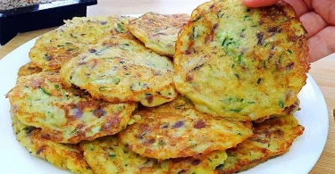 Beignets de courgettes avec des pommes de terre et du parmesan