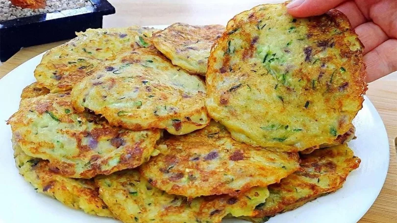 Beignets de courgettes avec des pommes de terre et du parmesan