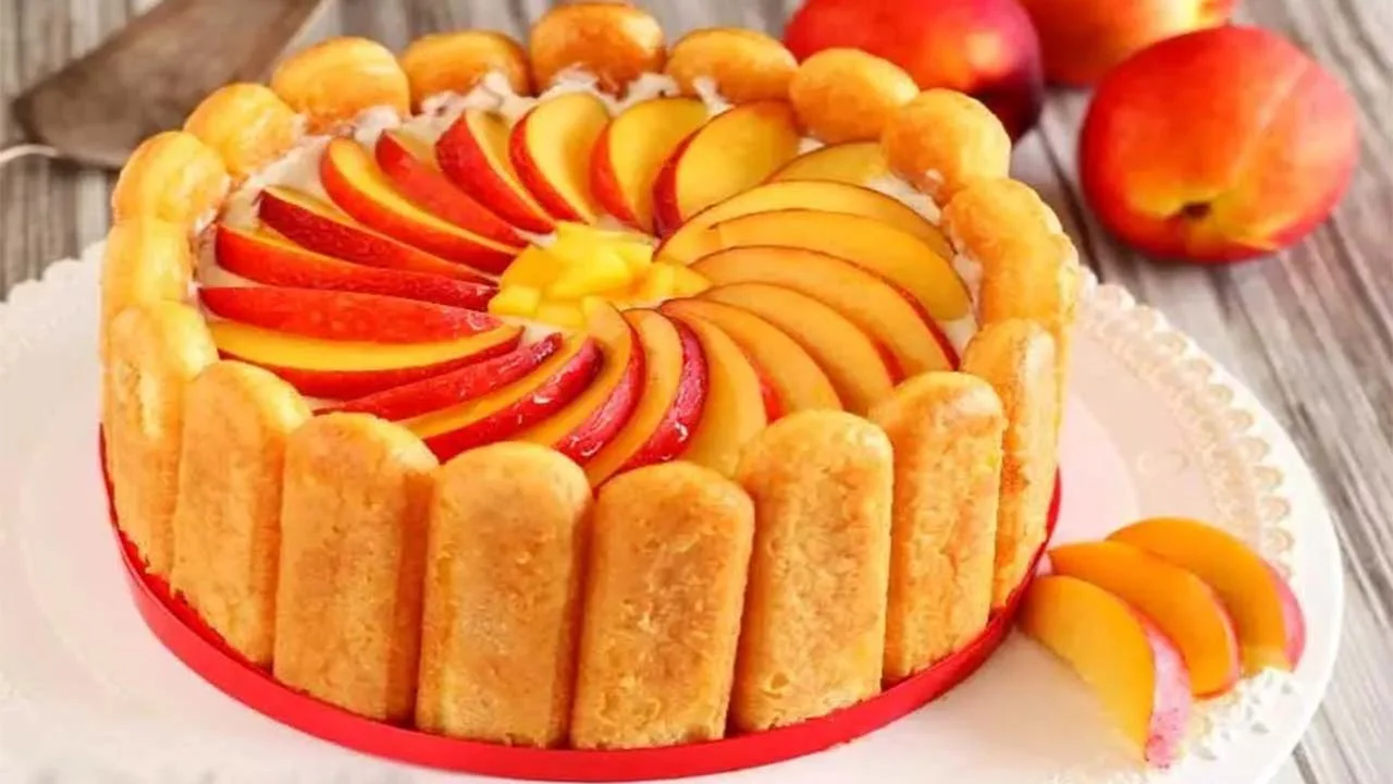 Charlotte aux pêches : rapide et sans cuisson