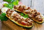 Courgettes farcies à la viande et au saucisson