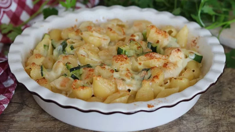 Gratin de pâtes aux courgettes et à la mozzarella