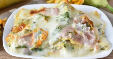 Lasagnes aux fleurs de courgettes ​et au jambon cuit au four