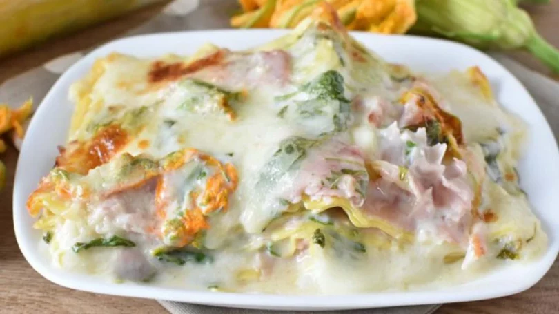 Lasagnes aux fleurs de courgettes ​et au jambon cuit au four