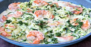 Nouilles de courgettes aux crevettes crémeuses à l'ail, Keto faible en glucides