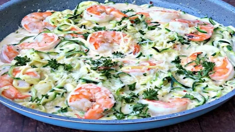 Nouilles de courgettes aux crevettes crémeuses à l'ail, Keto faible en glucides