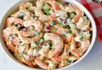 Salade aux crevettes avec une sauce crémeuse