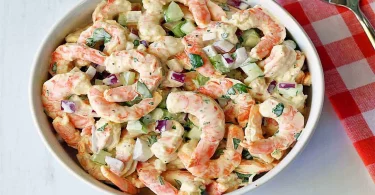 Salade aux crevettes avec une sauce crémeuse