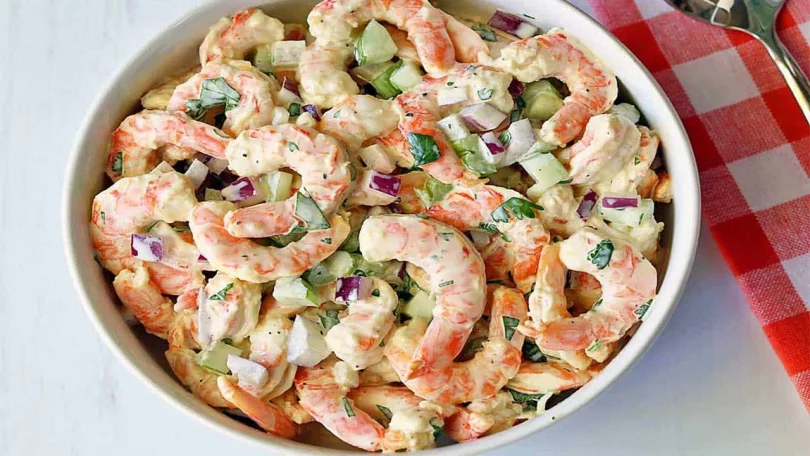 Salade aux crevettes avec une sauce crémeuse