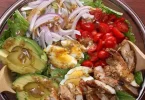Salade d'avocat au bacon, poulet au miel et à la moutarde