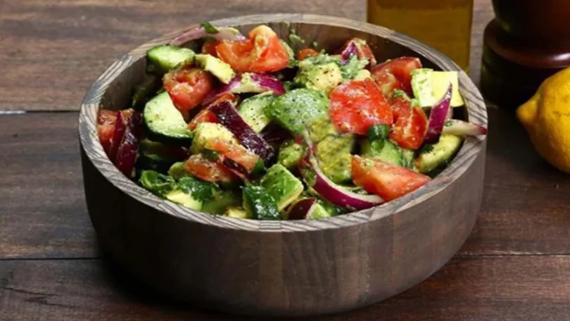 Salade d'avocat concombre et de tomates