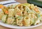 Salade de pâtes aux courgettes et fleurs de courge
