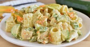 Salade de pâtes aux courgettes et fleurs de courge