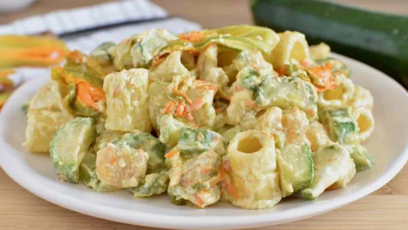 Salade de pâtes aux courgettes et fleurs de courge