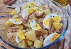 Salade de pommes de terre au thon et aux œufs frais