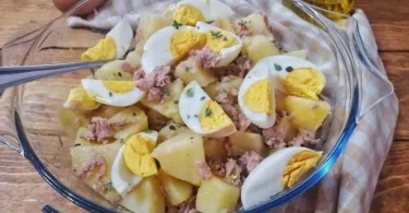 Salade de pommes de terre au thon et aux œufs frais