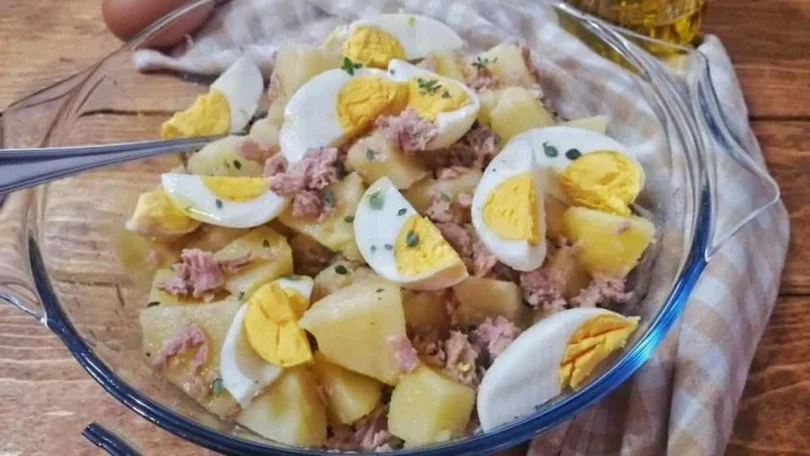 Salade de pommes de terre au thon et aux œufs frais