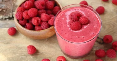 Smoothie pêche et framboises énergisant