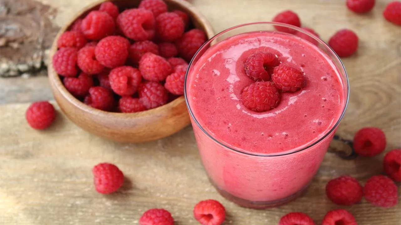 Smoothie pêche et framboises énergisant