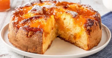 Gâteau aux pommes et à la confiture est un dessert rustique