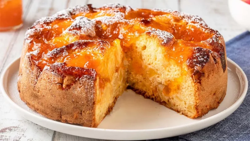 Gâteau aux pommes et à la confiture est un dessert rustique