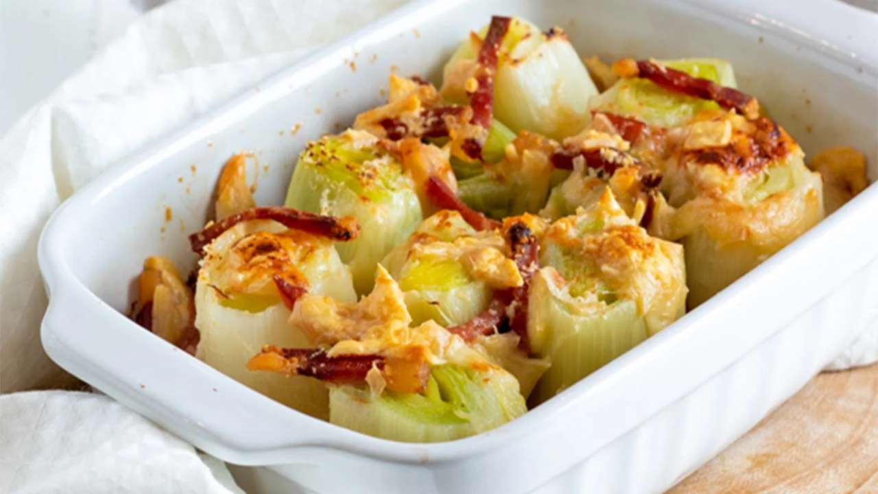 Gratin de poireaux gratinés avec du speck au four