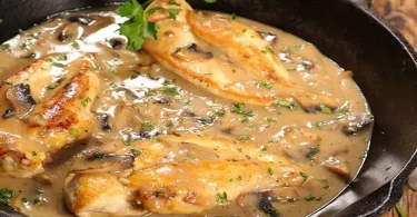 Poulet à la sauce au yaourt et aux champignons